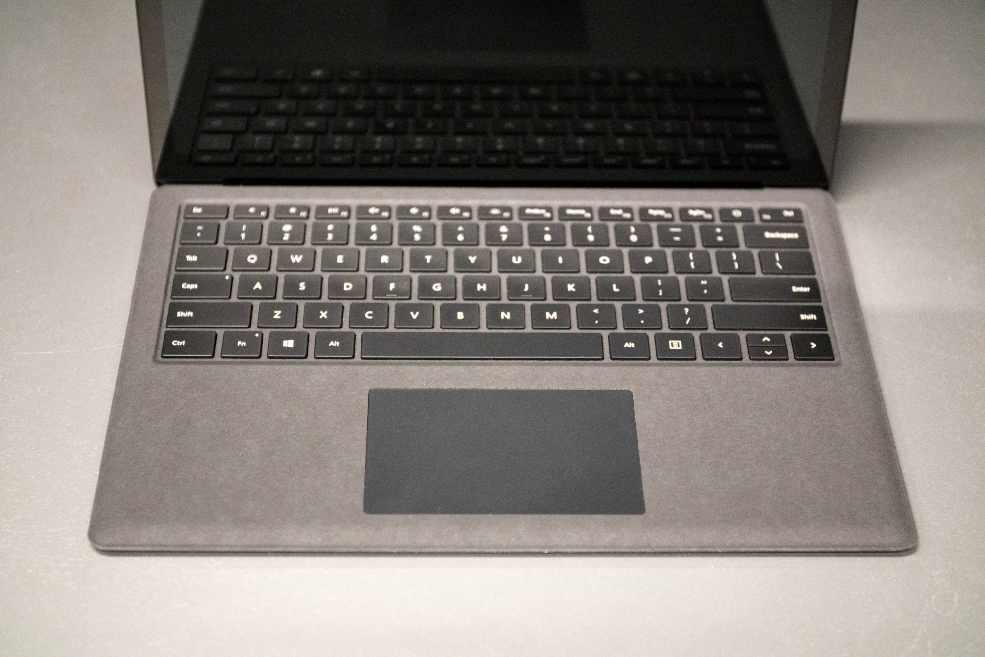images-4.fill_.size_2000x1334.v1611698627.jpg لپ تاپ استوک 13.5 اینچ Microsoft Surface Laptop 2 i5 8350U 8GB-RAM 256GB-SSD Graphic-Intel-2GB - Image 5