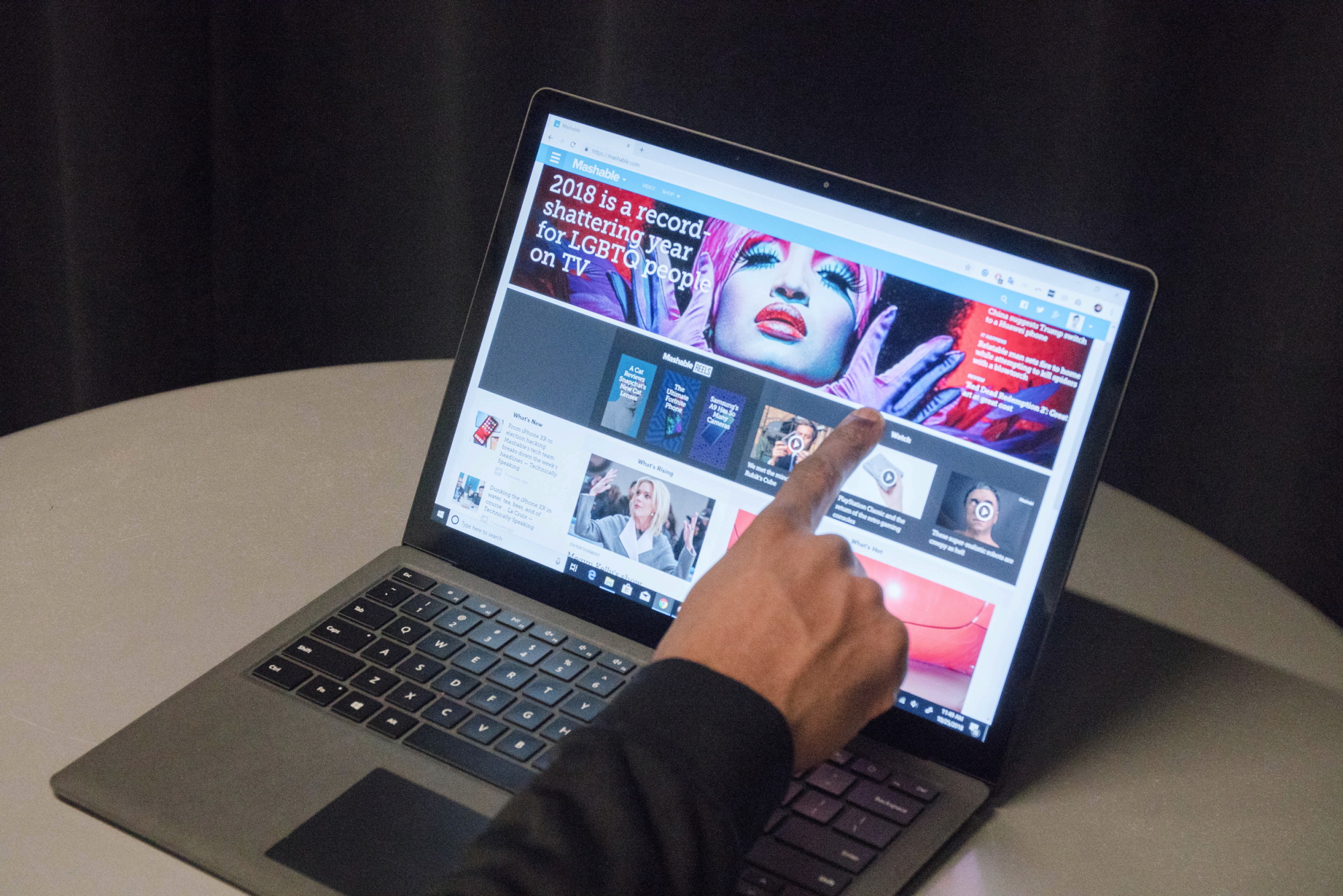 images-7.fill_.size_2000x1334.v1611698629.jpg لپ تاپ استوک 13.5 اینچ Microsoft Surface Laptop 2 i5 8350U 8GB-RAM 256GB-SSD Graphic-Intel-2GB - Image 2